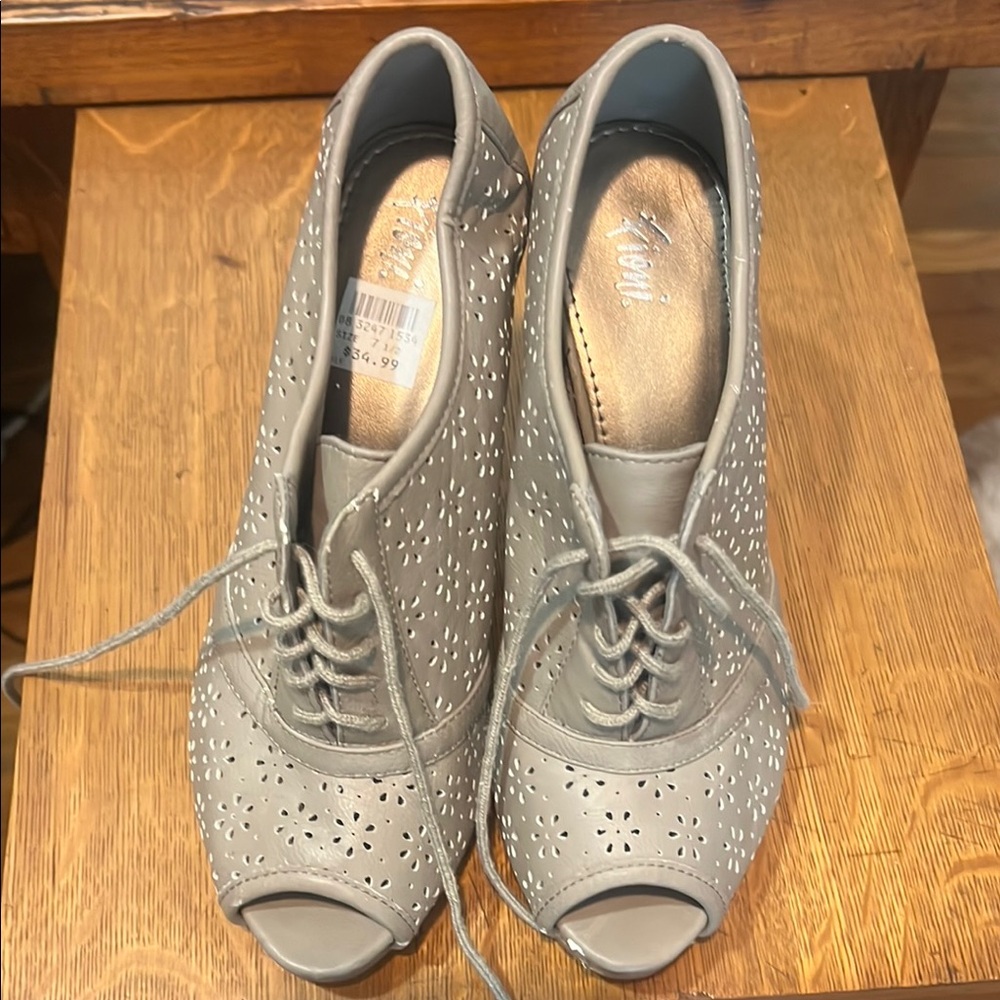 FIONI Clothing Women's Gray Peep-Toe Lace-Up Shoes